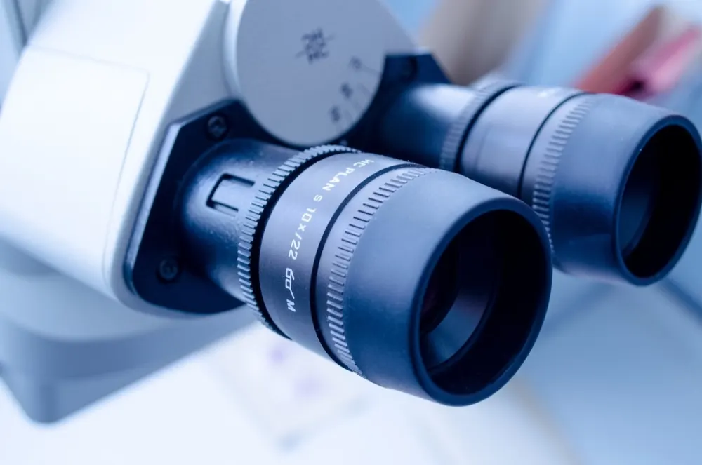 Microscopio de laboratorio usado en el análisis de biomarcadores