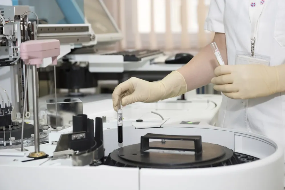 Personal de laboratorio procesando una muestra de sangre